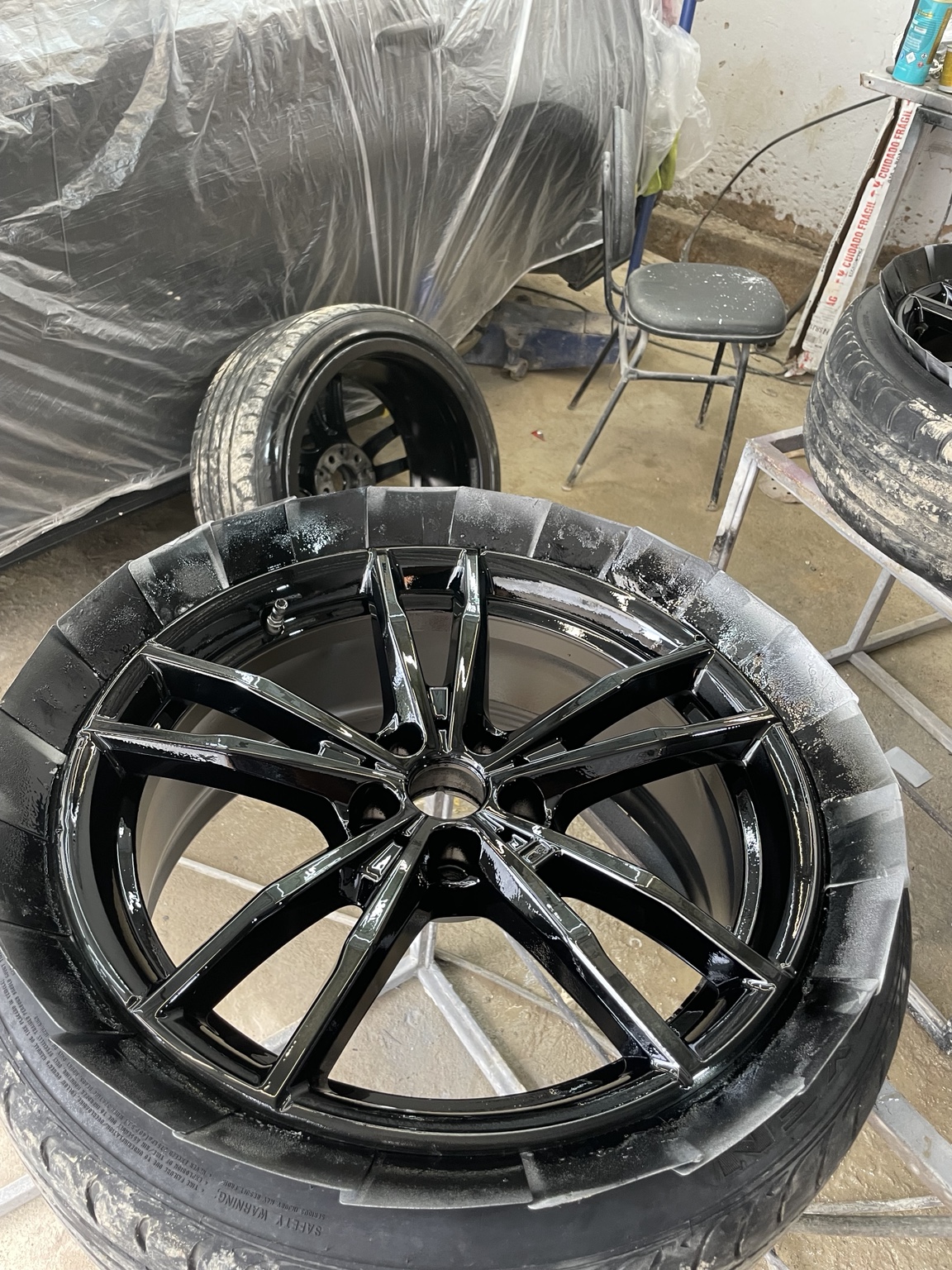 Roda automotiva com acabamento realizado